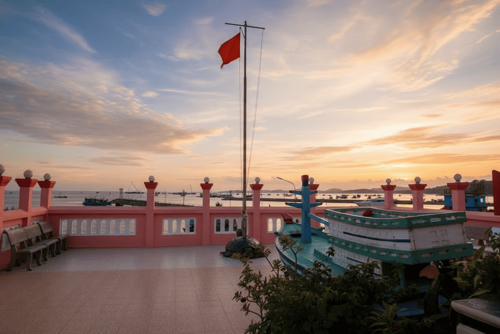 The best time to visit is the dry season (November to April), when sunny skies offer clear and beautiful views of the ocean